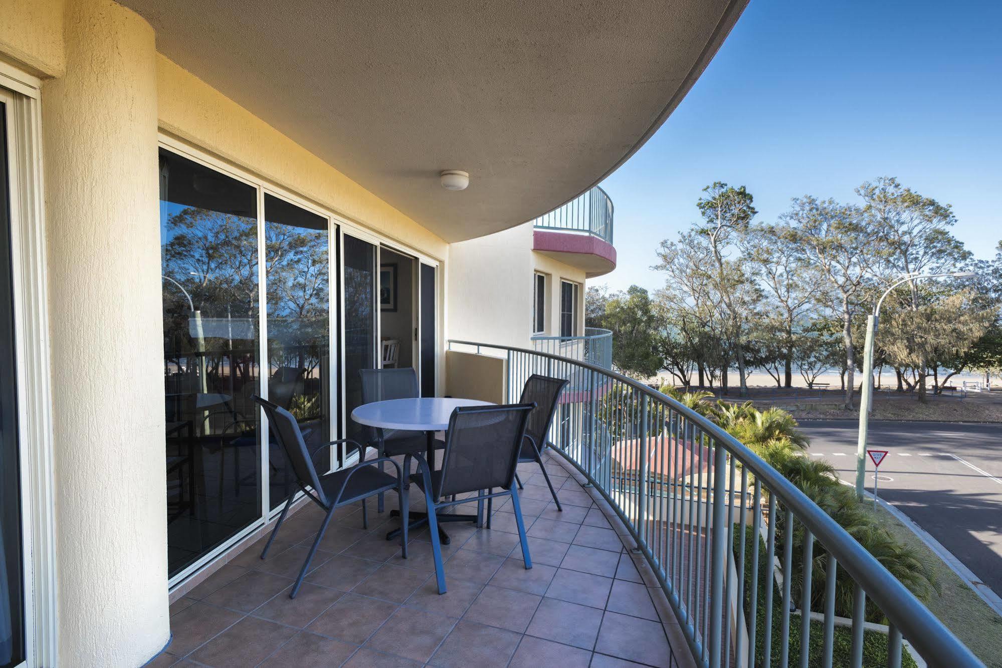 Alexander Beachfront Apartments Херви Бей Екстериор снимка