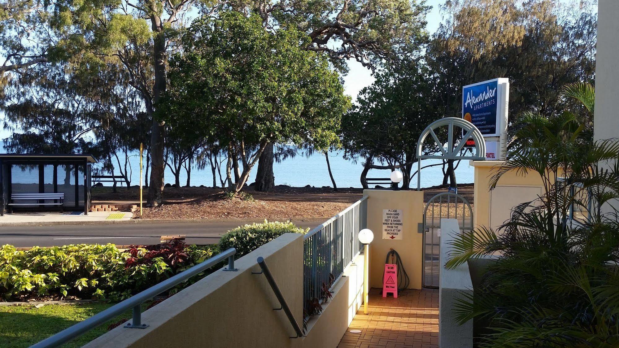 Alexander Beachfront Apartments Херви Бей Екстериор снимка