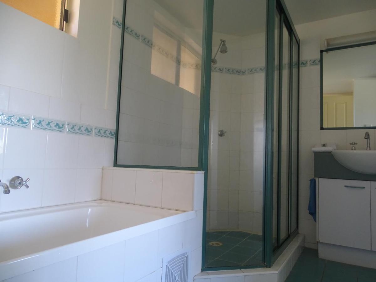 Alexander Beachfront Apartments Херви Бей Екстериор снимка